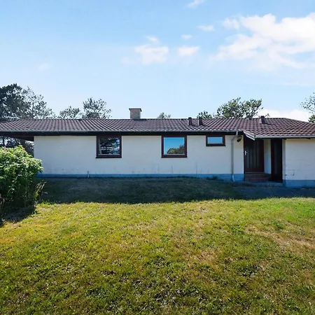 Awesome In With 3 Bedrooms And Wifi Holiday home *